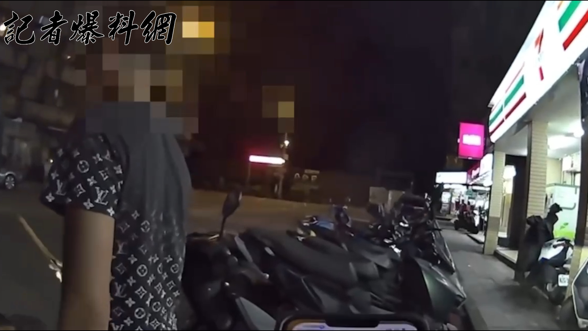 ▲楊男聲稱只是「嚇唬朋友」,且全程未將水果刀從刀鞘中抽出。(翻攝畫面)