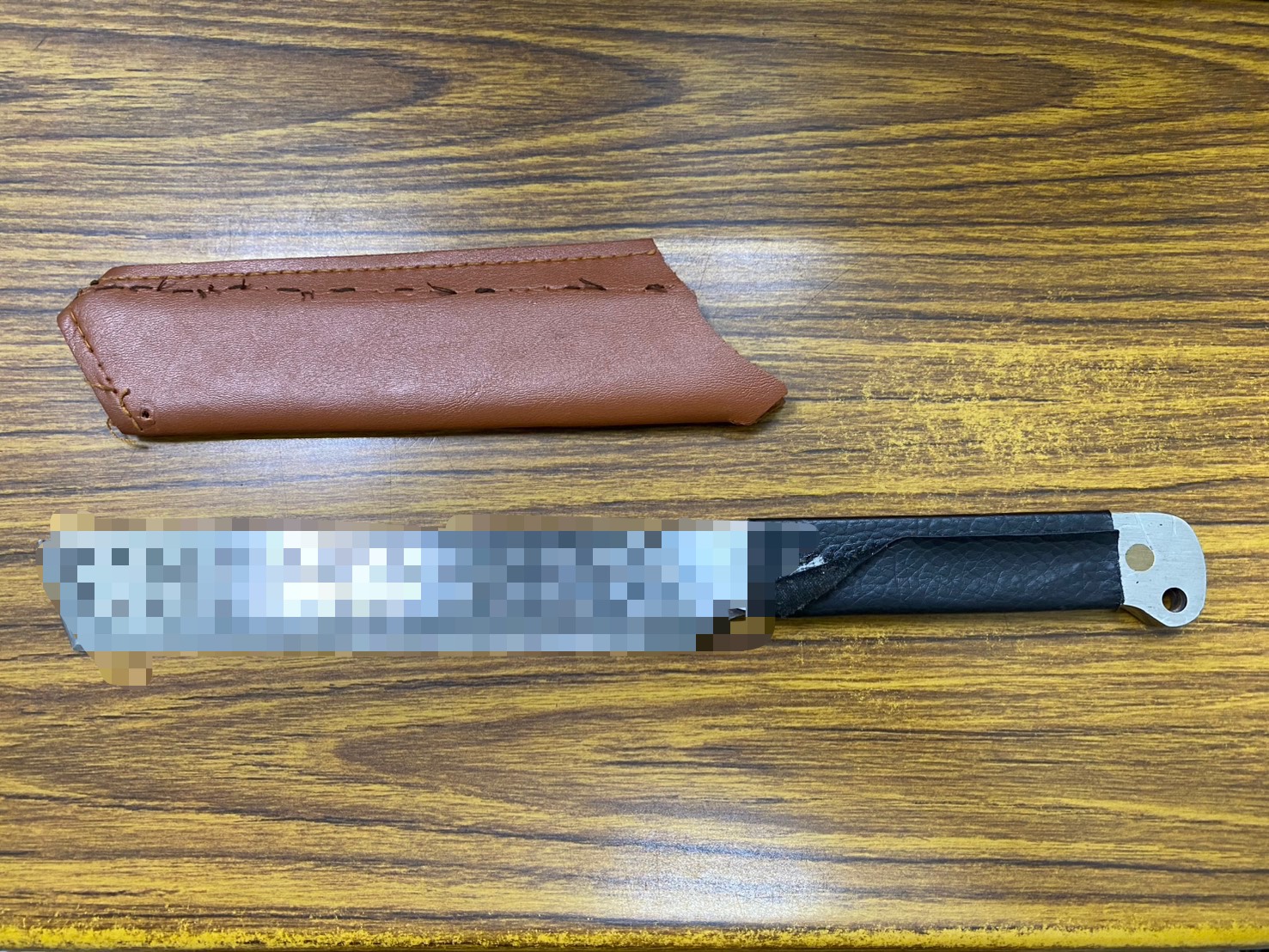 ▲警方當場查扣楊男所攜帶的水果刀,並將他帶回派出所製作筆錄。(翻攝畫面)