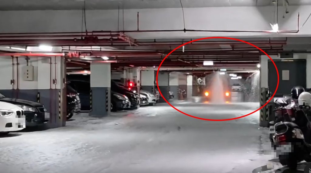 社區停車場驚現「泡沫雪景」!廠商撞壞泡沫噴灑設備