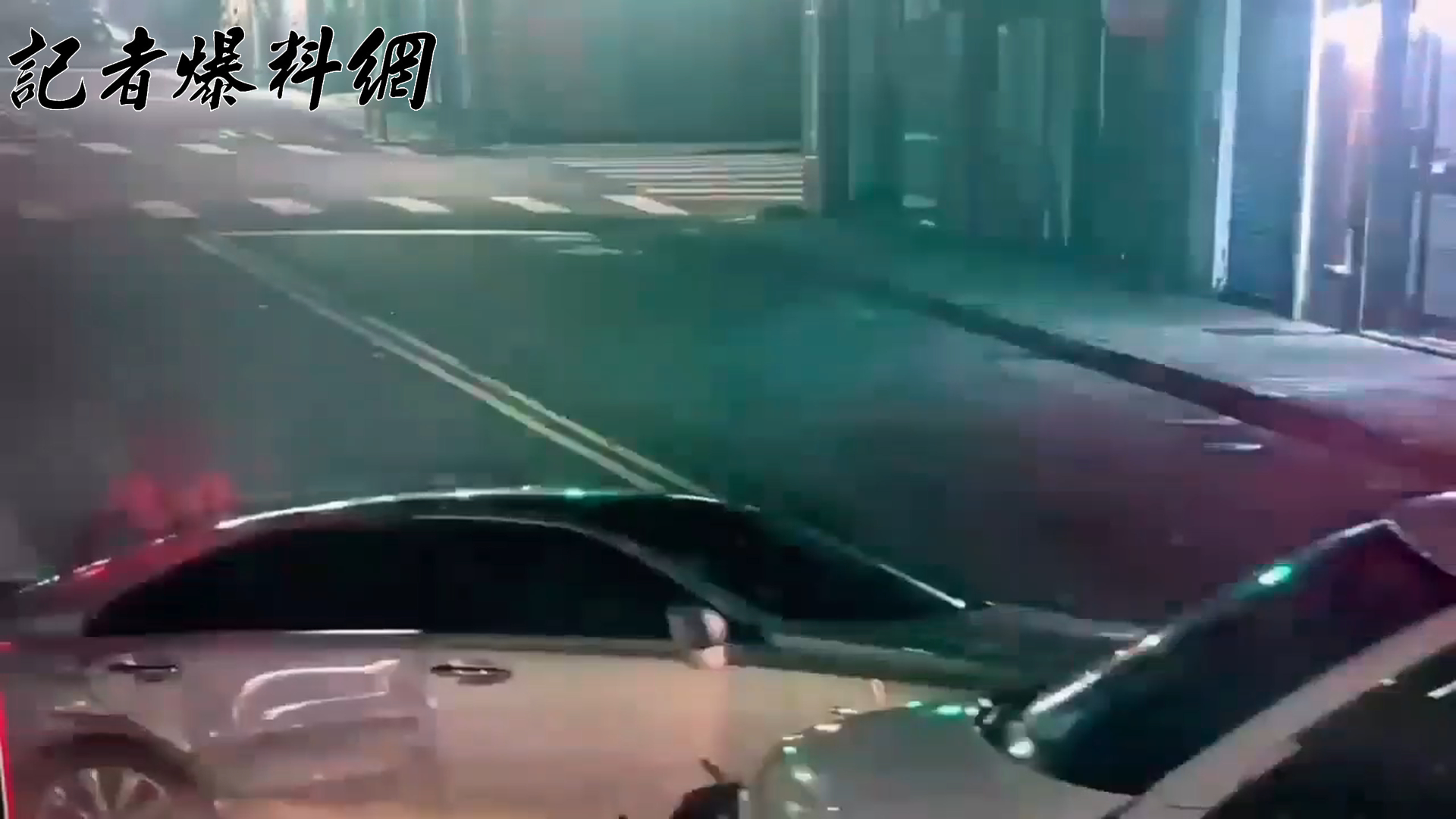 ▲台北市信義區今（16）日凌晨2時許發生1起3車連環車禍。(翻攝畫面)