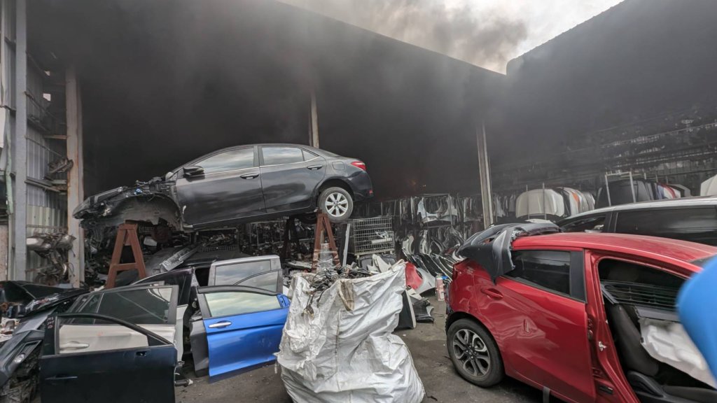 大里工廠火警濃煙竄天 消防17車39人急馳援