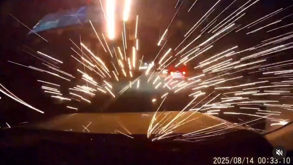 斗六深夜路燈突爆炸-火花噴濺擋風玻璃駕駛嚇壞