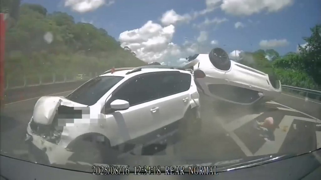 影/國道7傷車禍!遊覽車煞車不及連撞4車 bmw休旅車轉270度