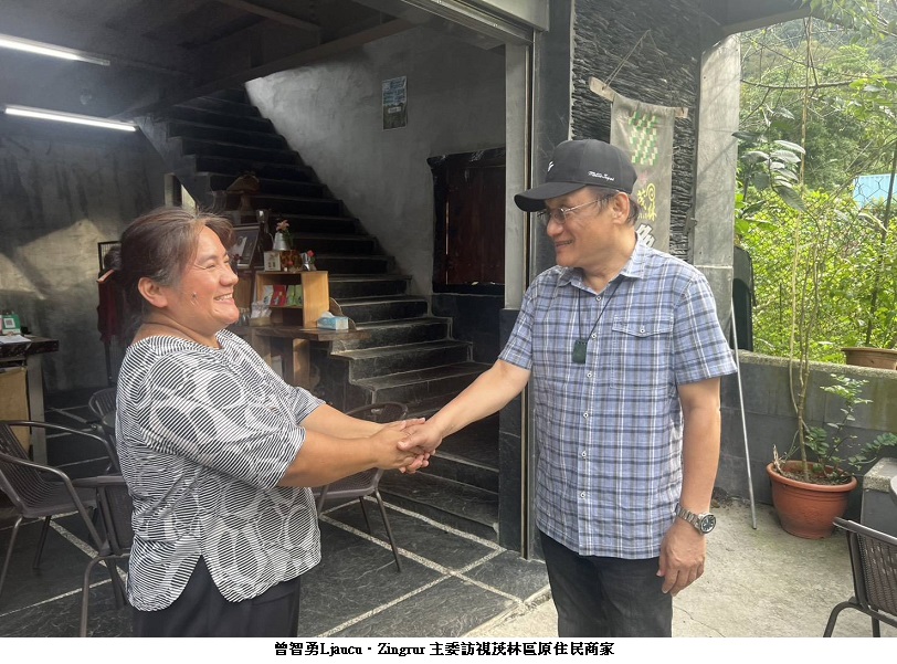 可能是 2 個人和文字的圖像
