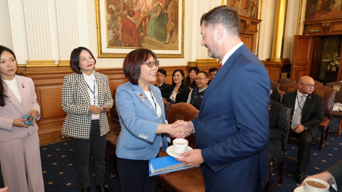 ▲圖說: 議長康裕成率領26位議員拜會英國蘇格蘭首府愛丁堡市議會。( 記者李堂安翻攝)