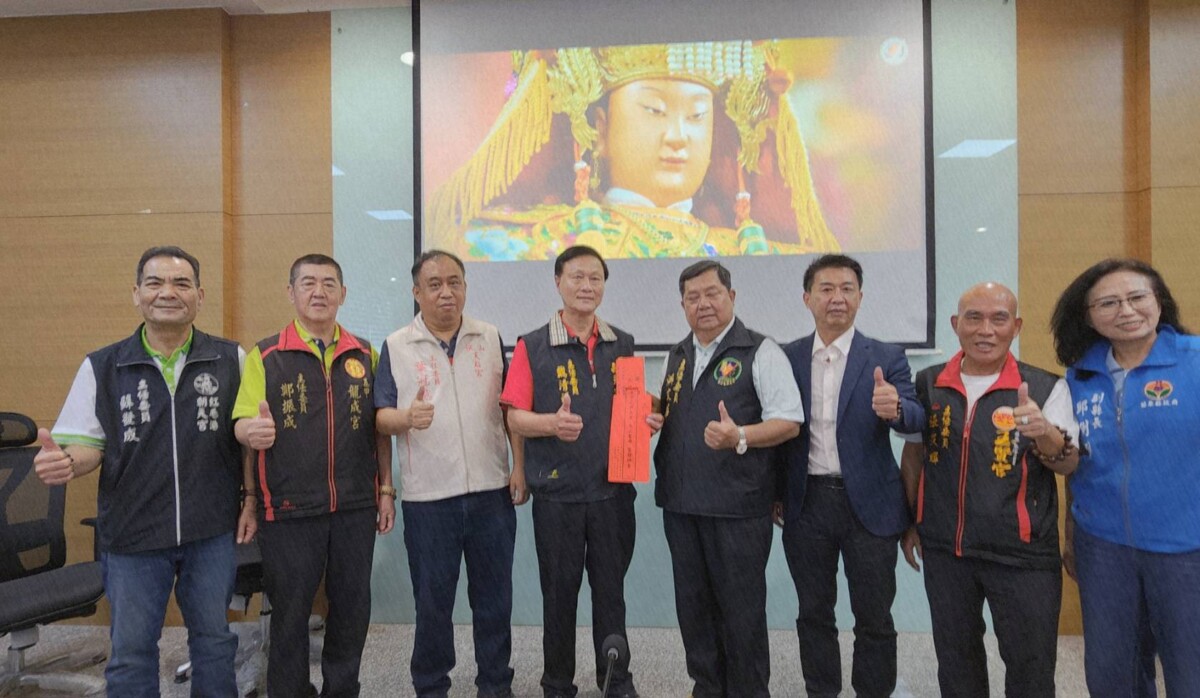 ▲圖說: 許智傑立委等人的促成下16日特地北上苗栗通霄拱天宮送上大帖。( 記者李堂安翻攝)