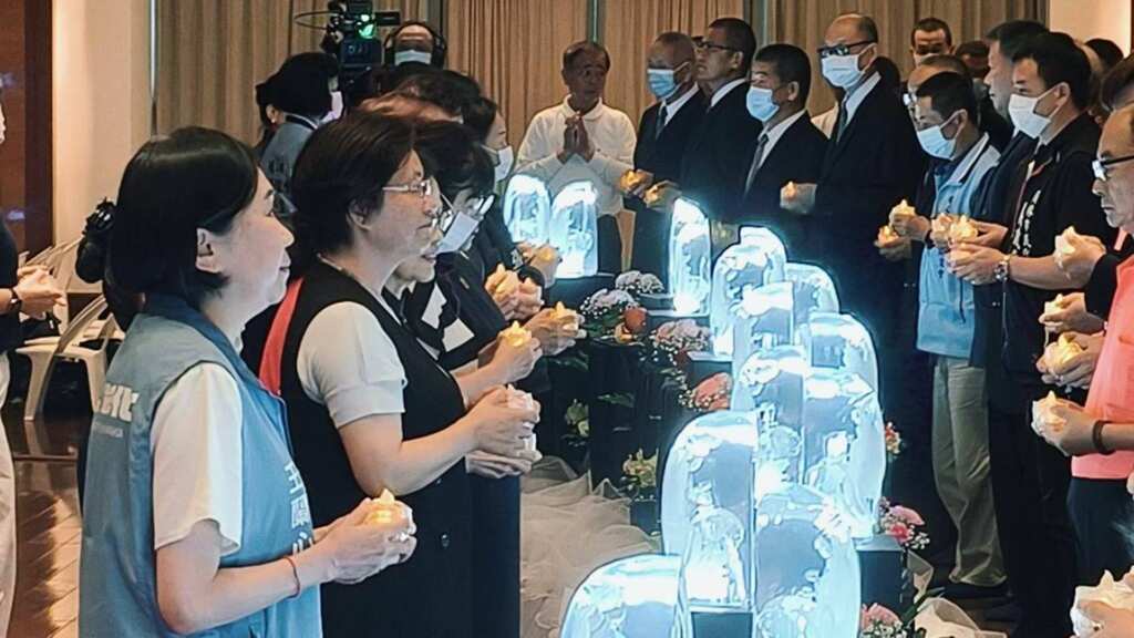 ▲慈濟彰化分會今日上午在彰化靜思堂舉辦2025年首場七月吉祥月祈福會,彰化縣長王惠美特地出席,並帶領鄰近鄉鎮市長、村里長虔誠獻供。(慈濟彰化分會提供)