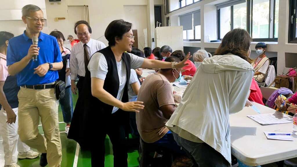 ▲彰化萬人健檢守護健康人生,逾1萬5千名鄉親踴躍參與,縣長王惠美今日前往北斗國小向參與健檢民眾致意。(彰化縣政府提供)