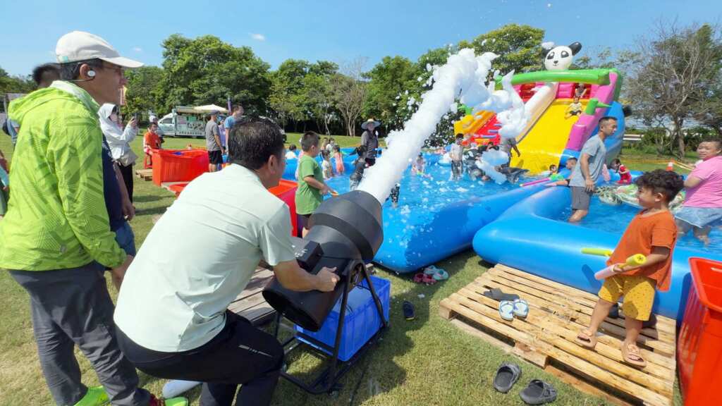 ▲彰化縣秀水鄉公所今日在秀水龍騰公園舉辦「2025秀水親水節」,園區化身大型親子水陸樂園。(記者林明佑攝)