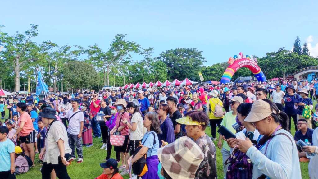 ▲花蓮縣政府今日下午在吉安鄉知卡宣綠森林親水公園舉辦2025「繁花盛開 仲夏漫步」租稅、建設暨預防犯罪宣導健走活動。