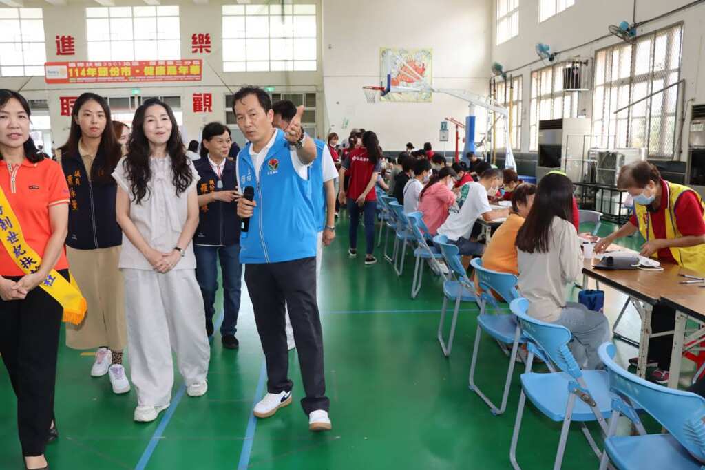 ▲苗栗縣長夫人陳美琦巡視各篩檢項目。