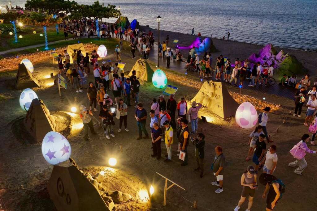 ▲除了沙雕外,還有夜間光雕可以欣賞。