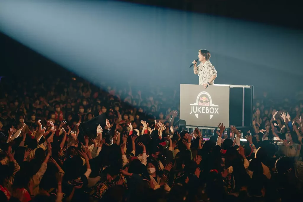 Red Bull Jukebox 點唱機演唱會已在國際舞台引發話題,曾在2023年於日本攜手優里演出。(Red Bull提供)