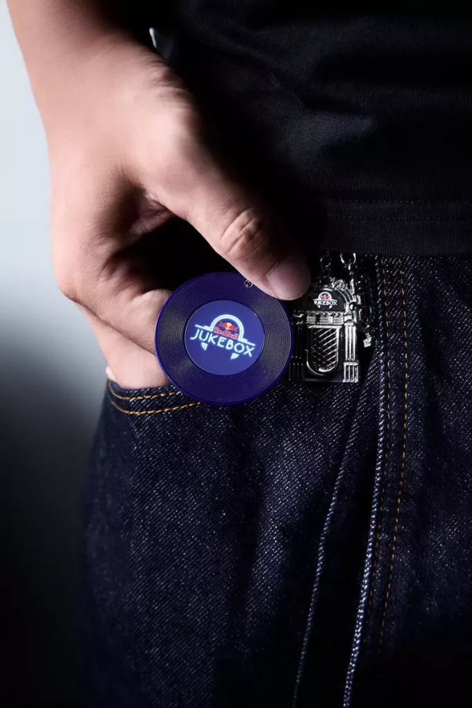 _Red Bull Jukebox NFC點唱機鑰匙圈,感應手機即可暢聽 ØZI 歌單。(Red Bull提供)