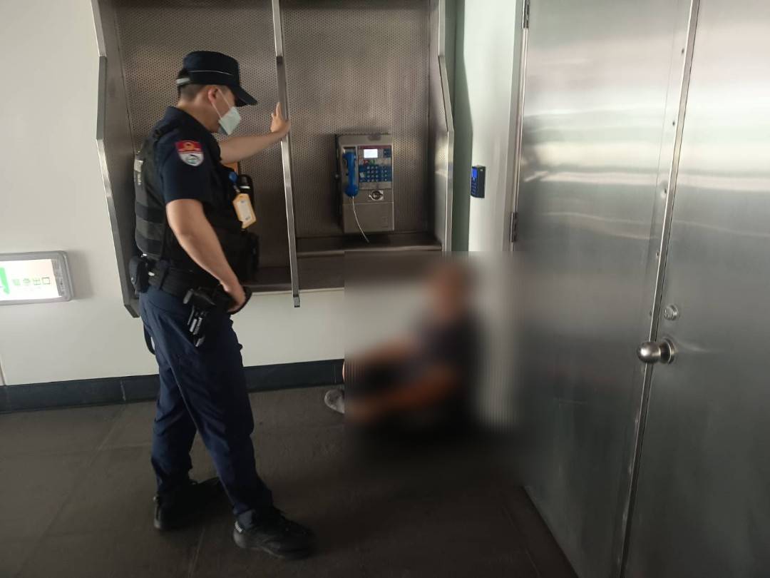 機捷驚現偷拍裙底之狼 員警喬裝旅客巧擒現行犯 933537 0