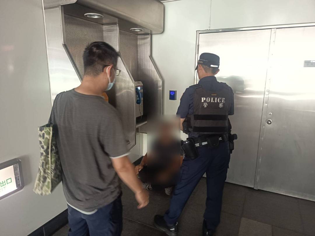 機捷驚現偷拍裙底之狼 員警喬裝旅客巧擒現行犯 933536 0