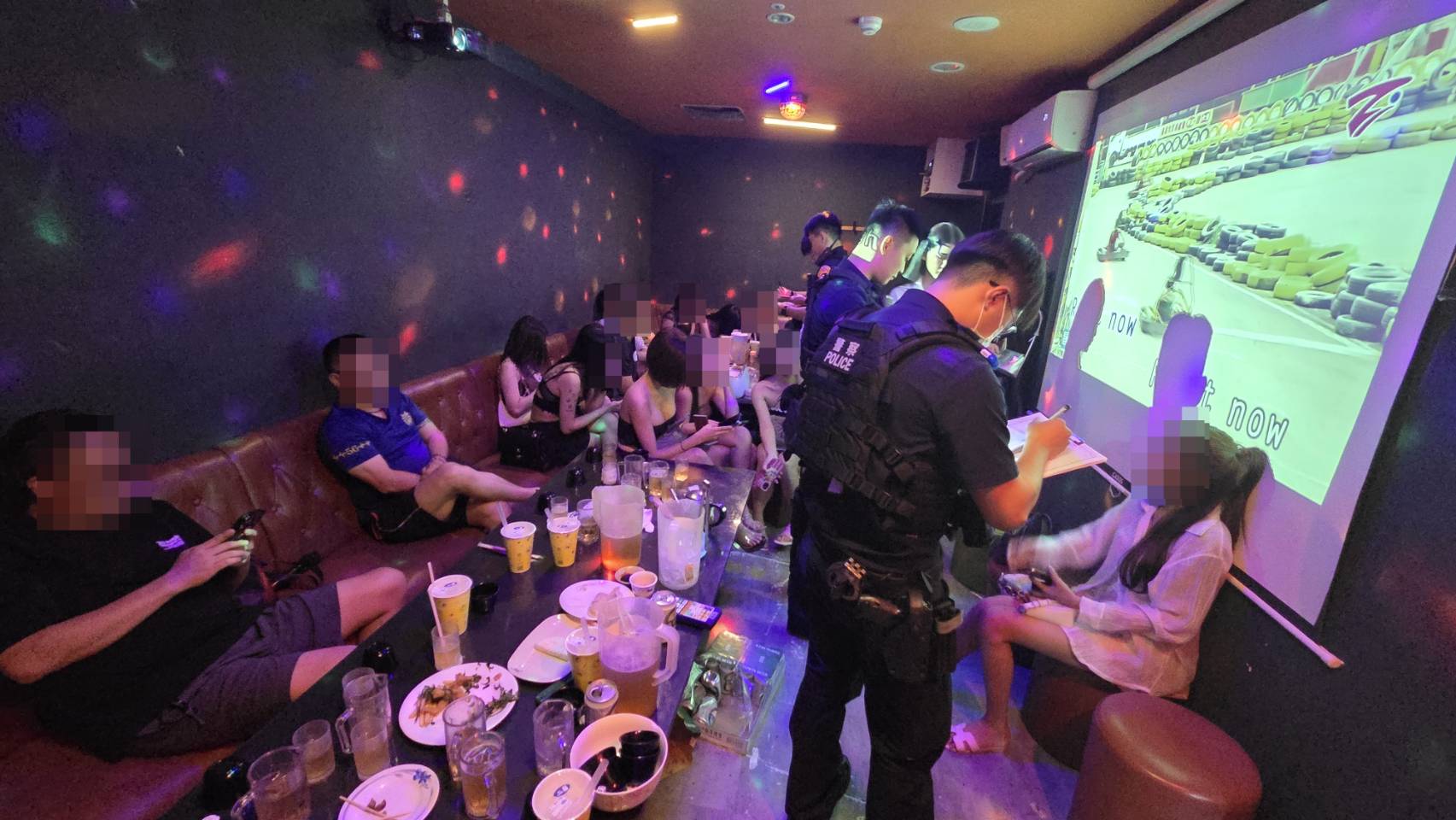 桃警突襲KTV 查獲21名泰籍女子持觀光簽變相陪酒 2265424 0
