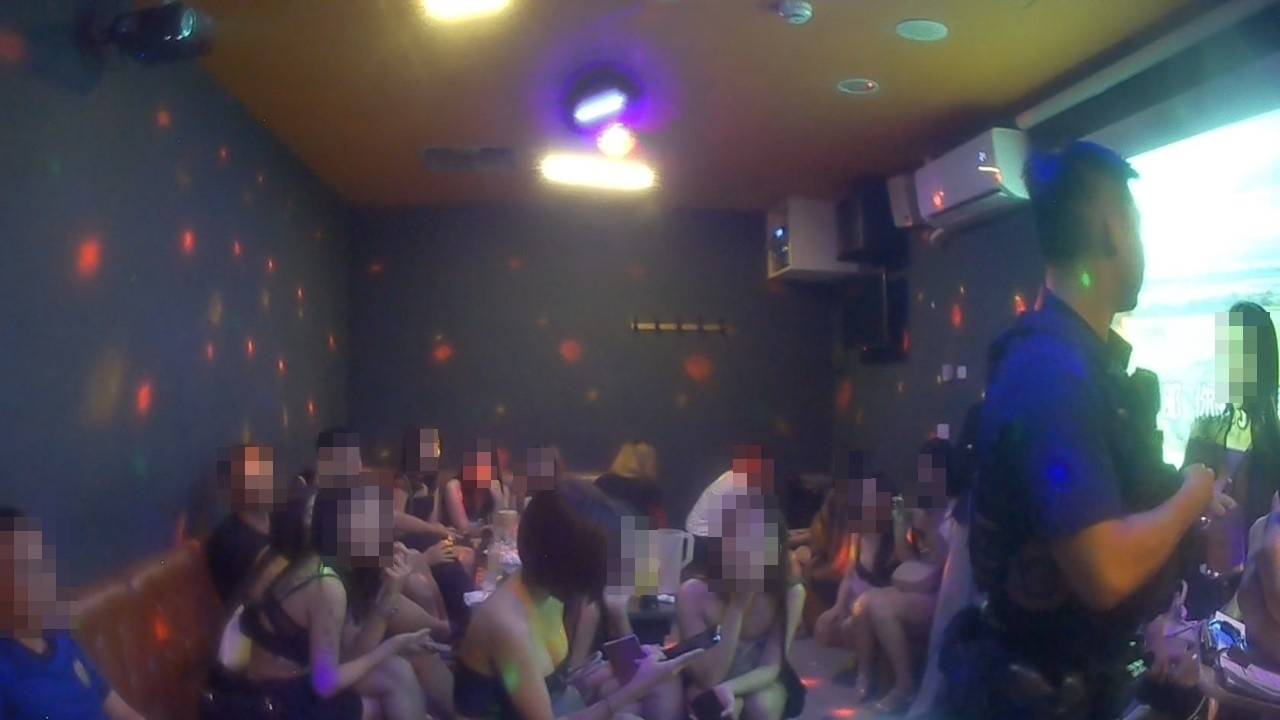 桃警突襲KTV 查獲21名泰籍女子持觀光簽變相陪酒 2265423 0