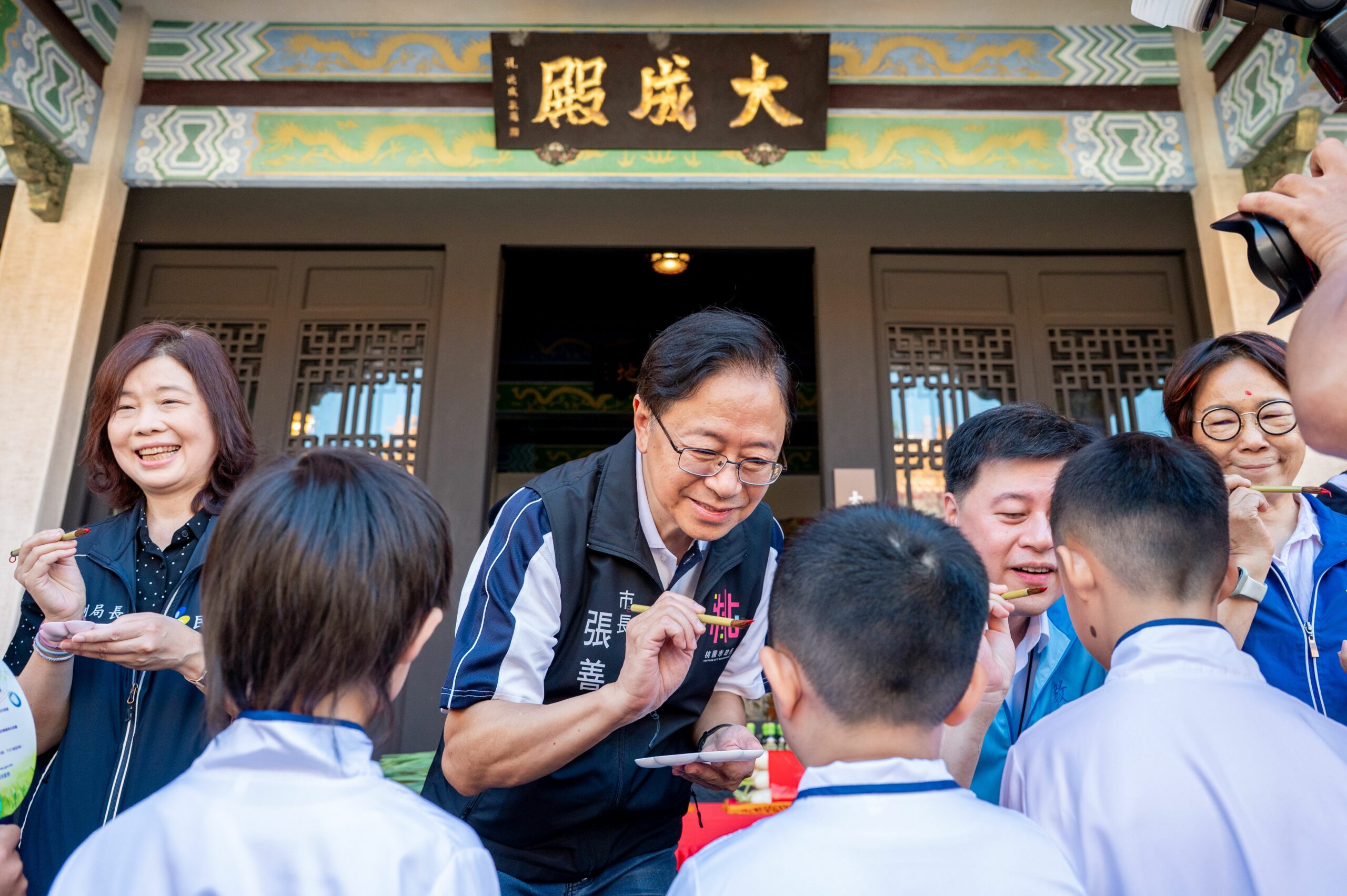 桃園孔廟春秋書院祈福 張善政點硃砂祝學子智慧成長 30890627 0559 4409 9d0d 05fa8759d01d scaled