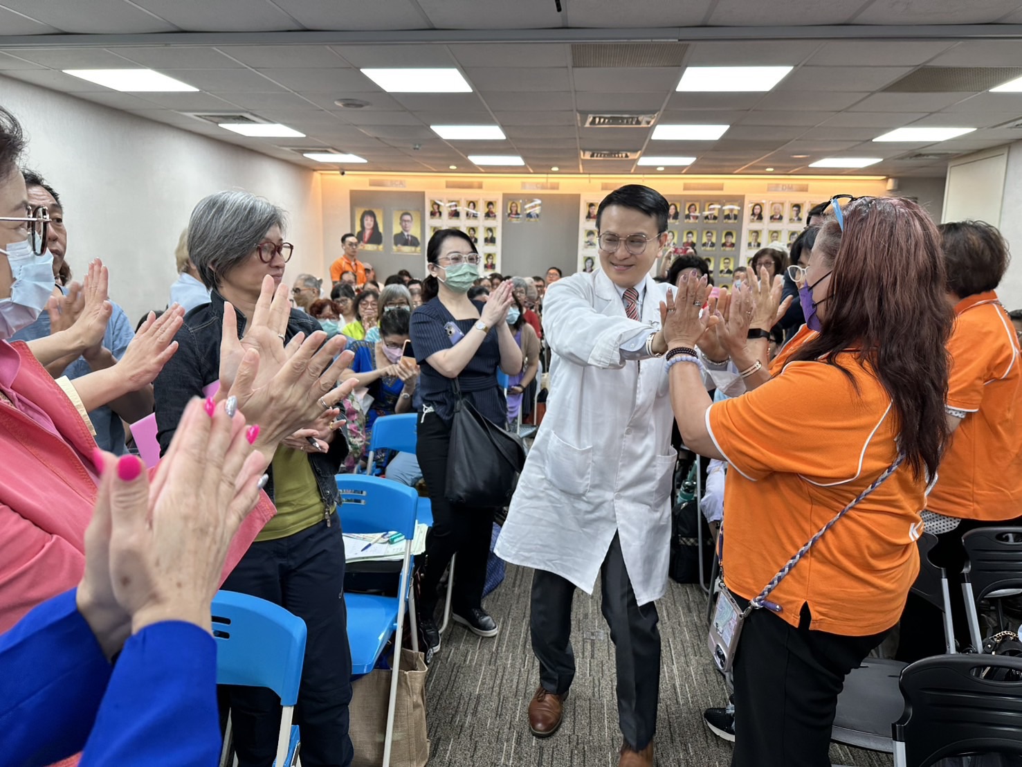 發表會以「打造一個讓眼睛擁有健康」為主題,現場民眾熱烈參與,透過專業人士分享與民眾互動交流。(圖/主辦單位 提供)