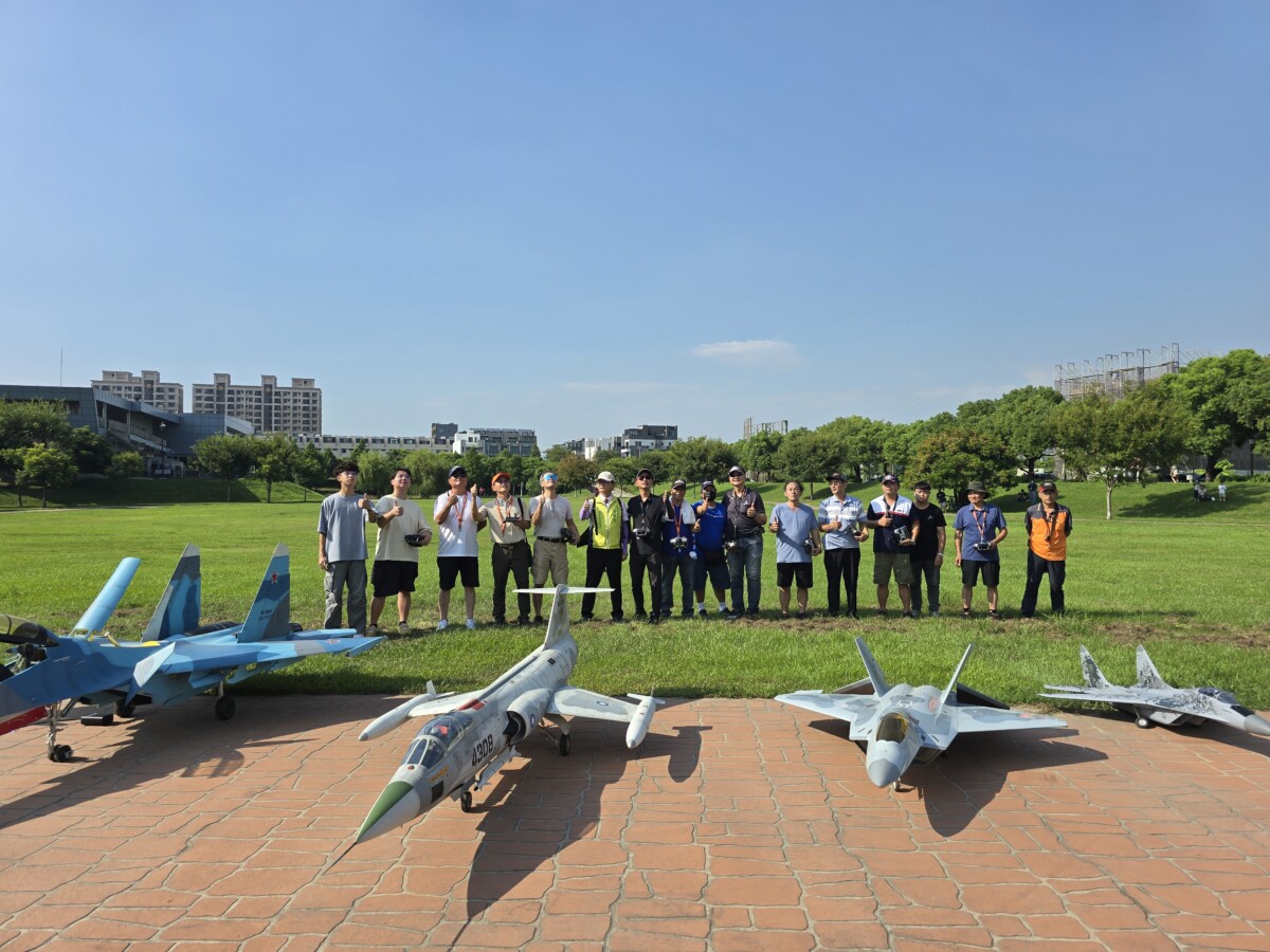 ▲由看見彰化公益發展協會及彰化航天技術研發會、台灣國際無人機競技發展協會、彰化縣無人機應用協會、彰化基督教醫院、樣多多企業社、輕航模型以及彰化市長林世賢服務團隊等多個單位,此次都熱心參與協辦此一活動。(記者廖美雅拍攝)
