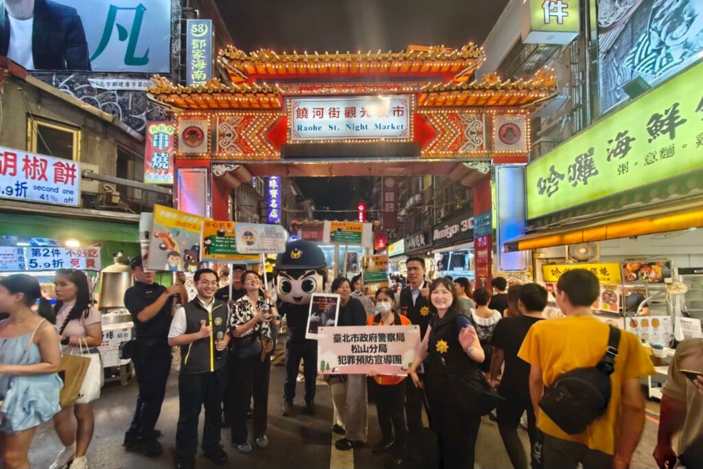 饒河夜市榮獲外國遊客最愛 松山分局多語宣導防竊守護觀光安全 1 MEITU 20250816 122233777