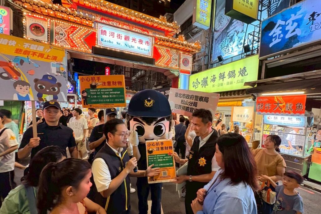 饒河夜市榮獲外國遊客最愛 松山分局多語宣導防竊守護觀光安全 2 MEITU 20250816 122253707