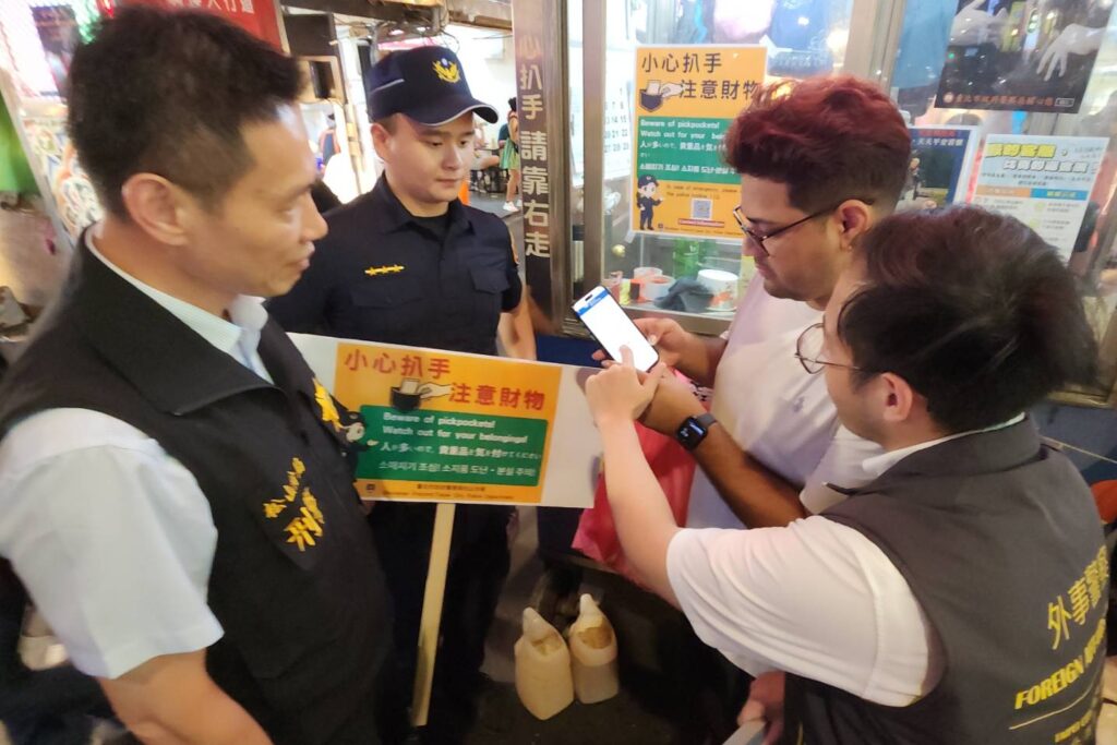 饒河夜市榮獲外國遊客最愛 松山分局多語宣導防竊守護觀光安全 3 MEITU 20250816 122321194