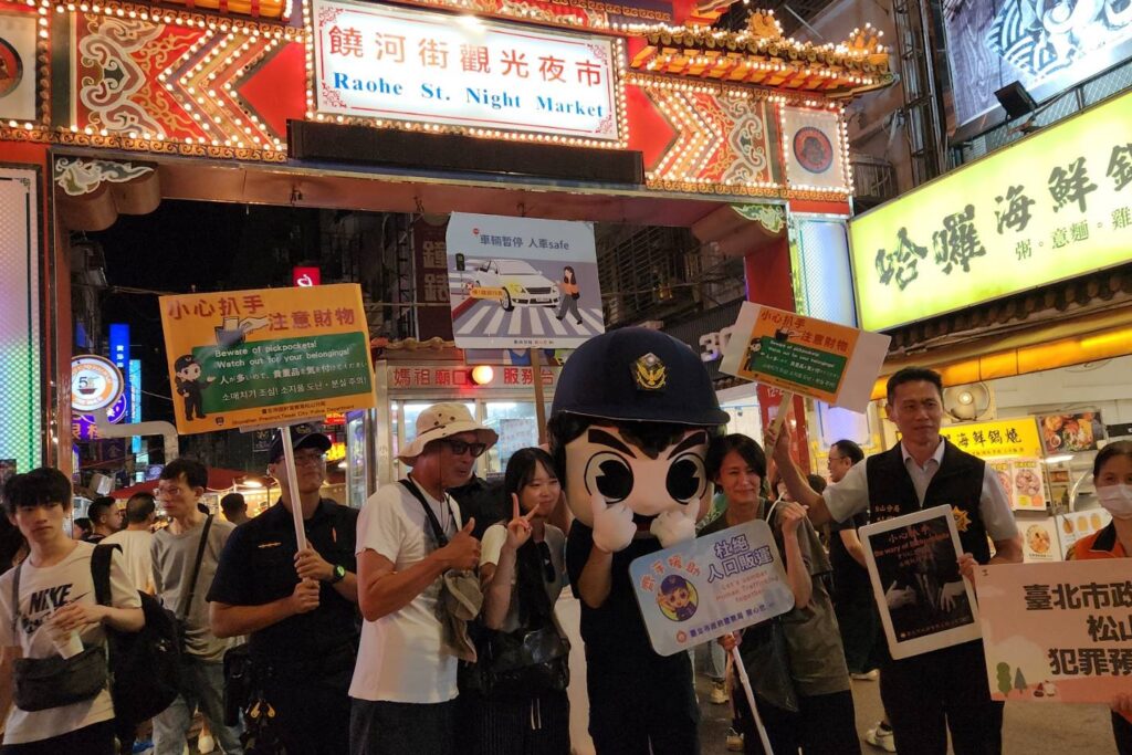 饒河夜市榮獲外國遊客最愛 松山分局多語宣導防竊守護觀光安全 4 MEITU 20250816 122356904