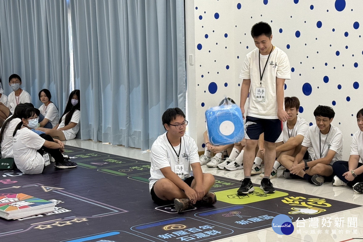 成年禮營隊學員透過永續大富翁遊戲了解SDGs並闖關爭奪永續幣。<br /><br />