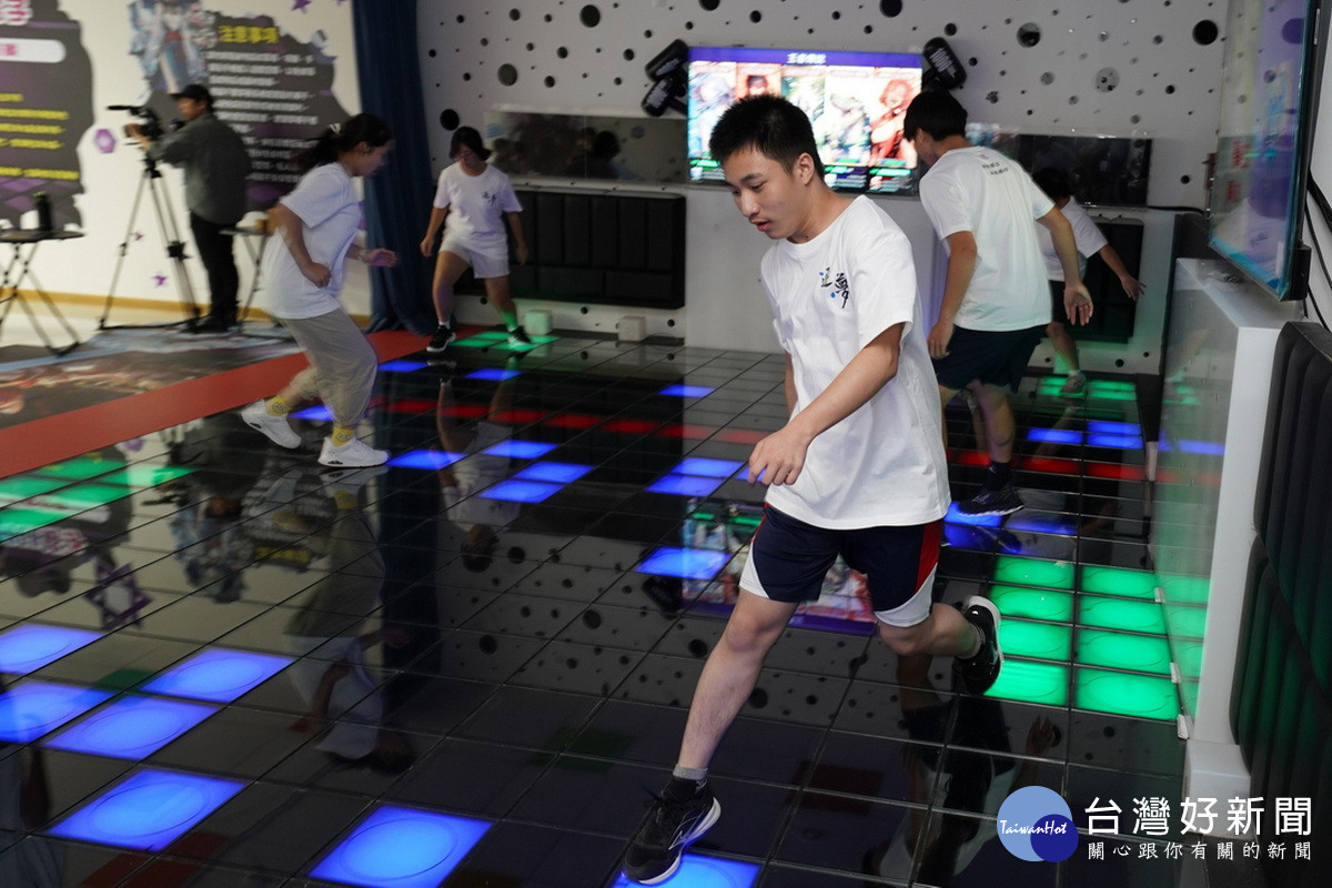 「跨步而立 向光而行」成年禮營隊學員體驗touch跳格子。<br /><br />