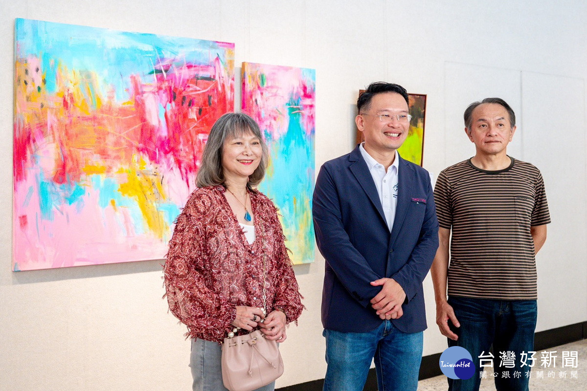 桃園市副市長蘇俊賓出席「洄游III—2025振聲校友藝術聯展」開幕式。