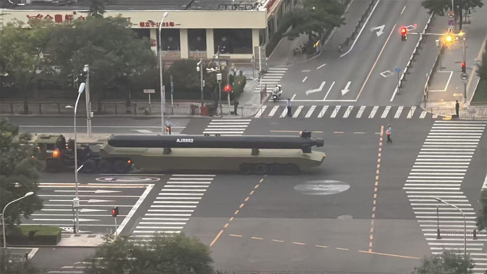 中國93北京閱兵進行預演,一架身形巨大的新型水下無人機被民眾拍到。翻攝自「智羽織」臉書
