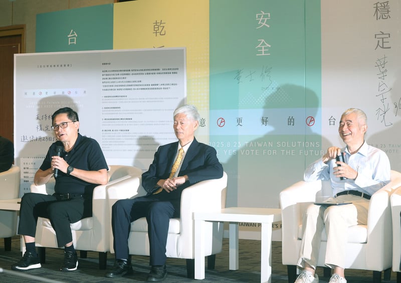 台灣民眾黨17日舉行「百人連署挺核三‧穩定台灣乾淨未來」專家學者連署記者會,和碩董事長童子賢(左)、交通部前部長賀陳旦(右)及產學界代表等到場與談。 中央社
