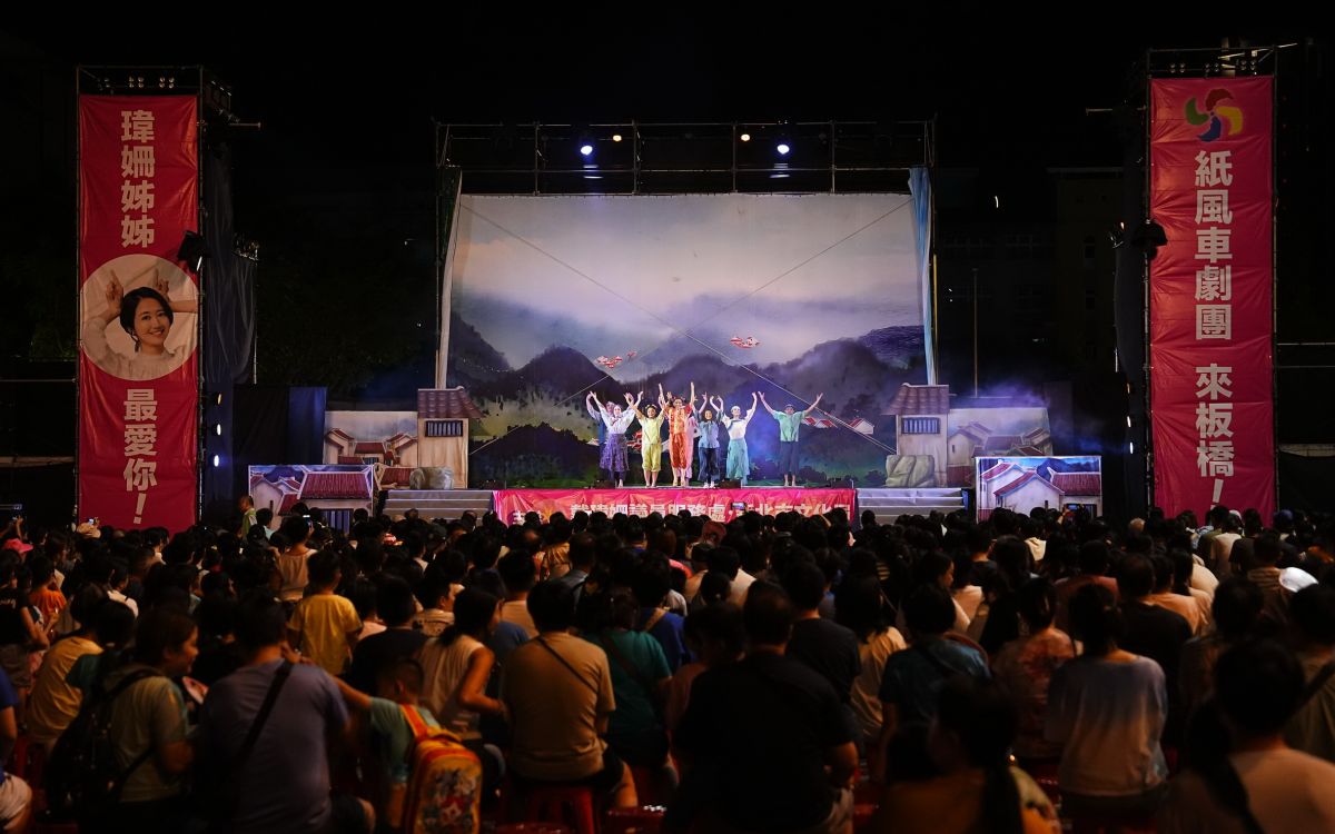 圖/紙風車此次演出的地點選在板橋第一體育場前廣場,現場湧入近4000位民眾。(新北市議員戴瑋姍提供)