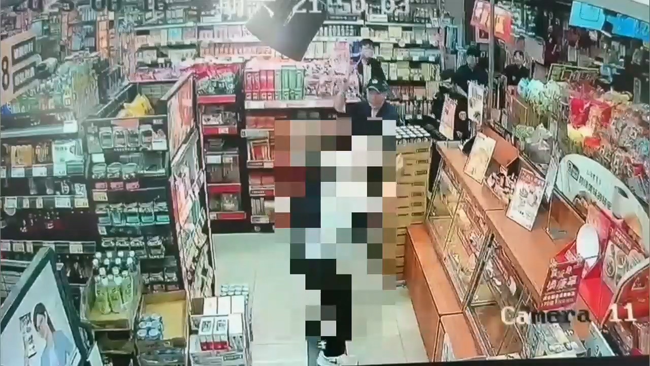 ▲警方持盾牌到場。(翻攝畫面)