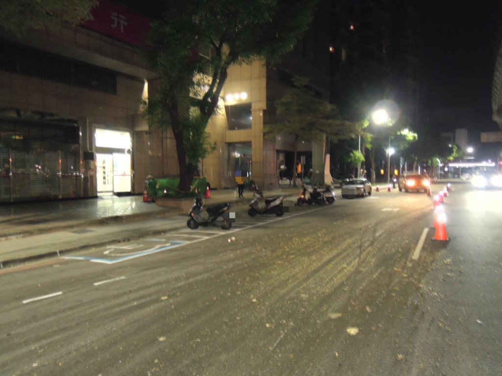 廚餘灑落路面闖禍!- 機車騎士滑倒受傷