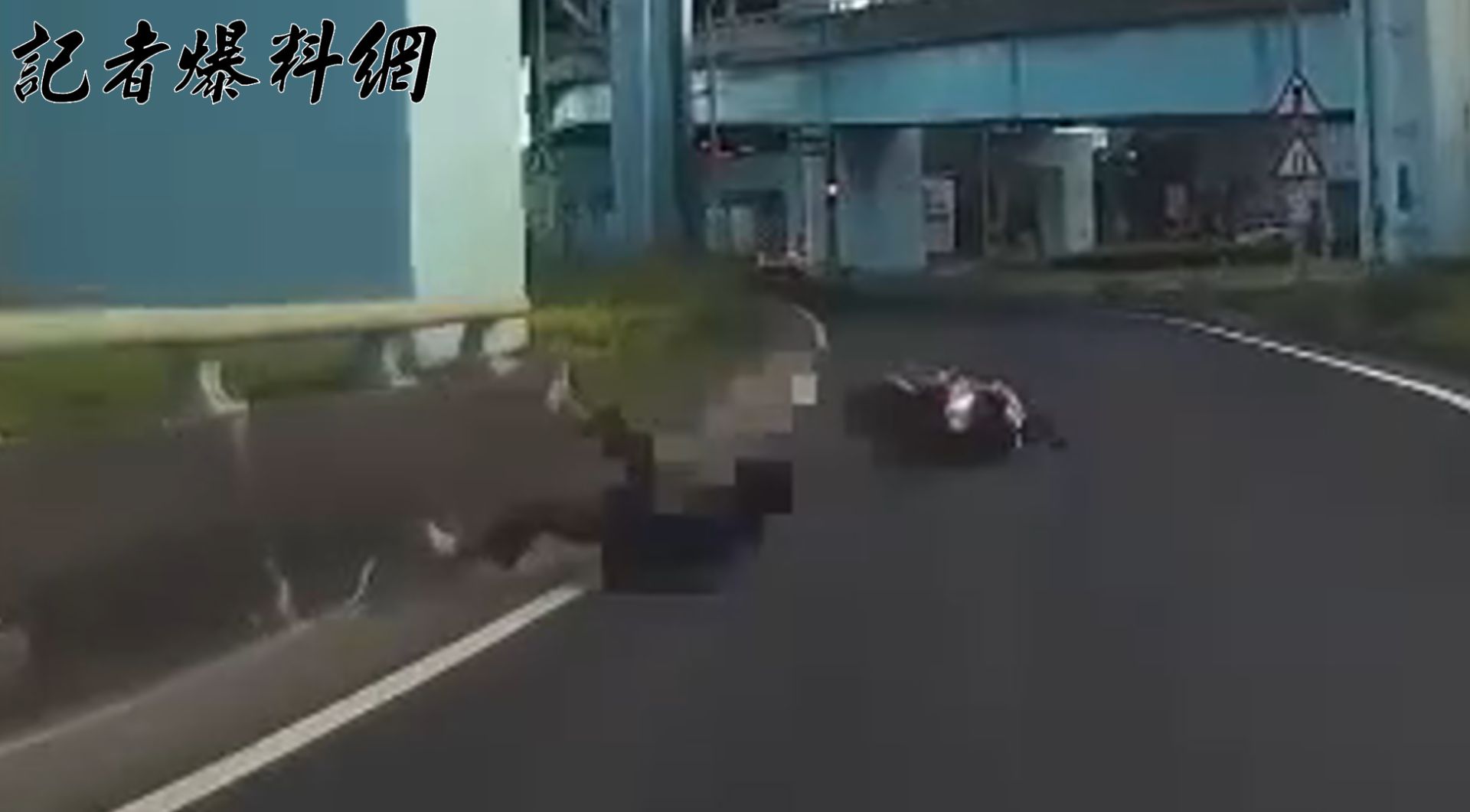 ▲楊男與警方展開長達18公里追逐,最終於土城區新洲路68號旁的匝道口自摔倒地狼狽落網。(翻攝畫面)