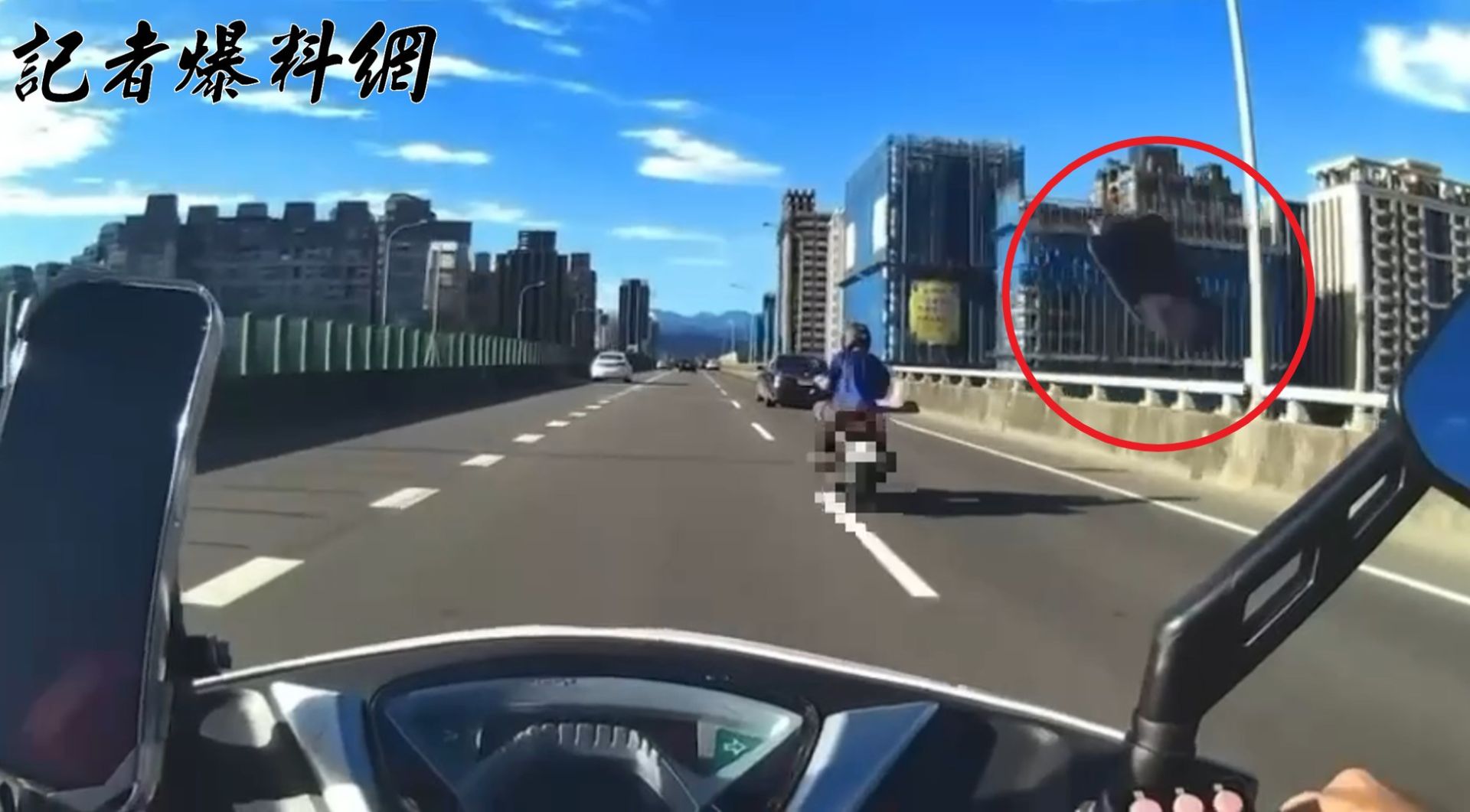 ▲楊男見員警追緝非但沒有停車,反而加速逃逸,並沿途丟擲機車大鎖、抹布等物品。(翻攝畫面)