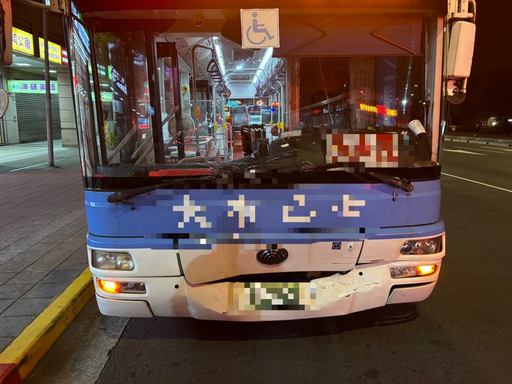 疑未注意車前狀況!北市公車追尾小黃 害計程車乘客嘴唇撕裂傷