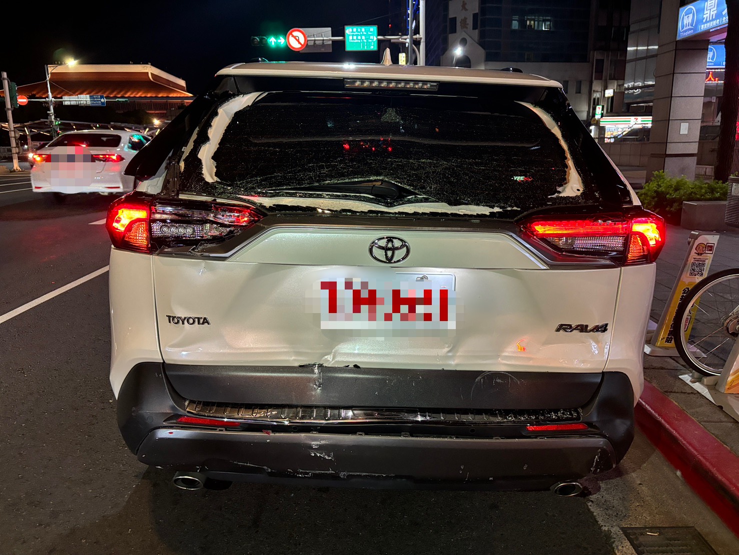 ▲台北市中正區昨(16)日晚間19時許發生1起公車追撞計程車的交通事故。(翻攝畫面)