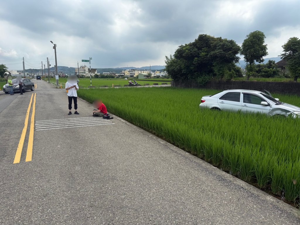 真的「雷殘」!- 苗栗自小客車超車擦撞衝落稻田駕駛受傷