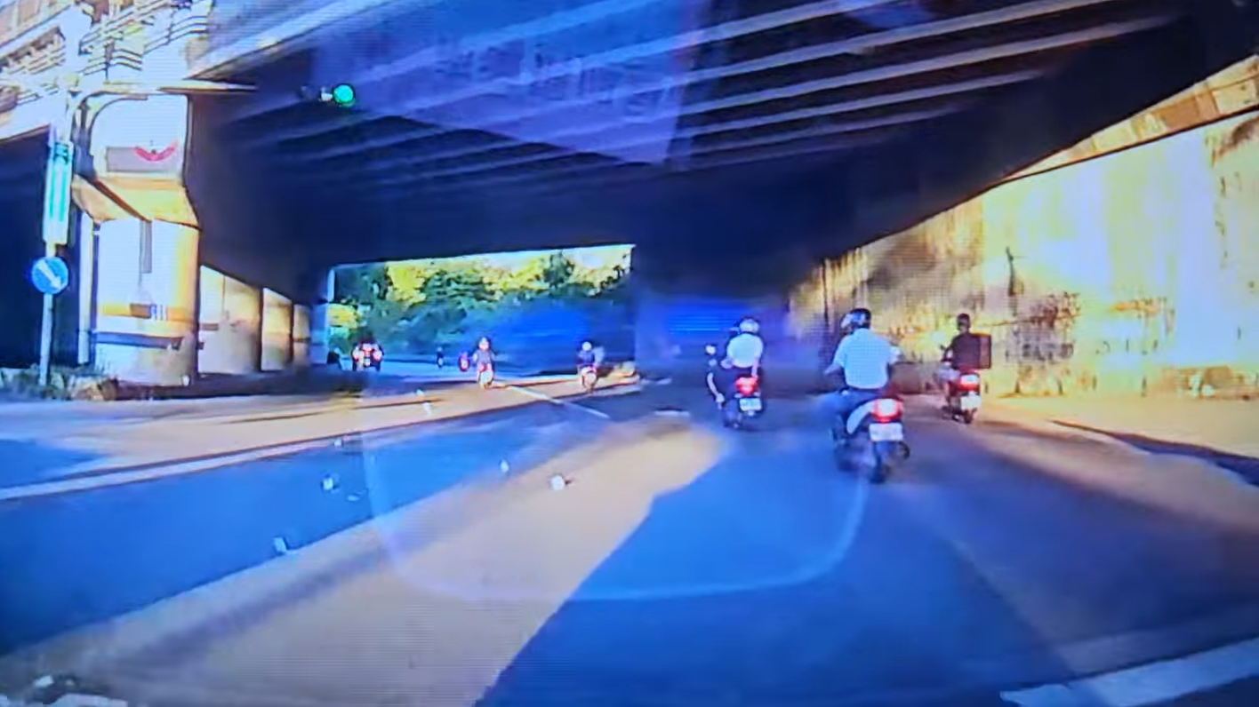 ▲鈔票散落馬路。（翻攝畫面）