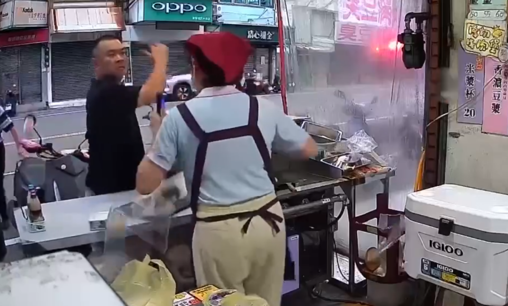 新竹早餐店不借廁所竟遭砸! -警察剛帶走又回來嗆聲恐嚇