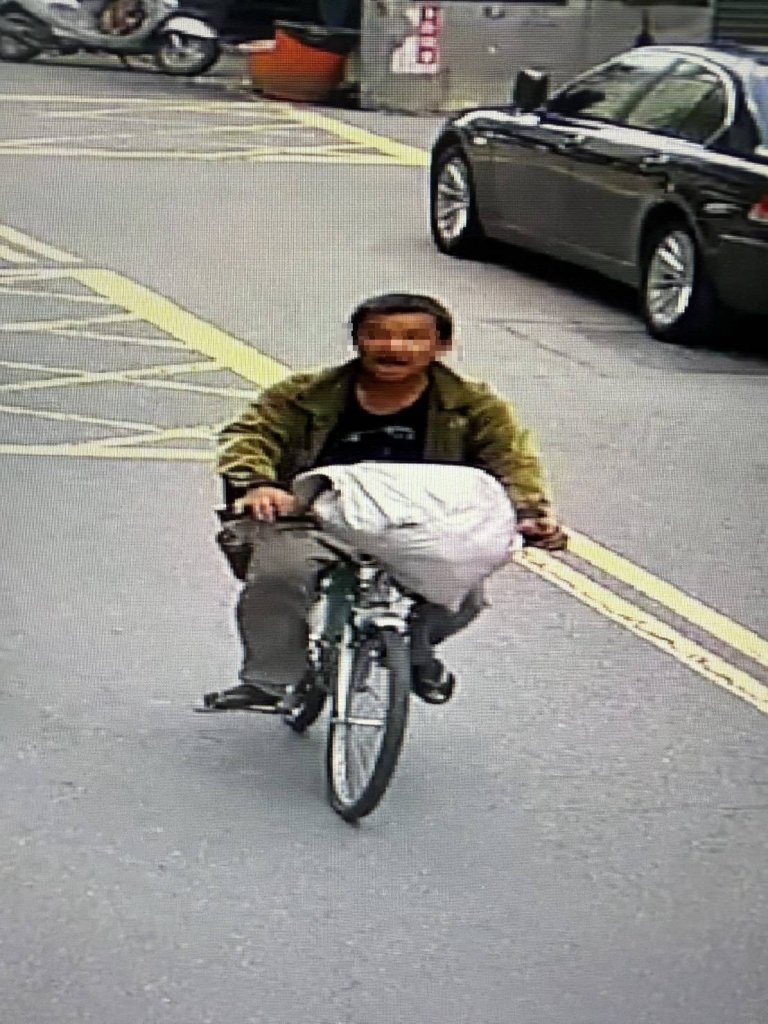 恐佈!員林遊民騎腳踏車沿途揮刀 警追捕中