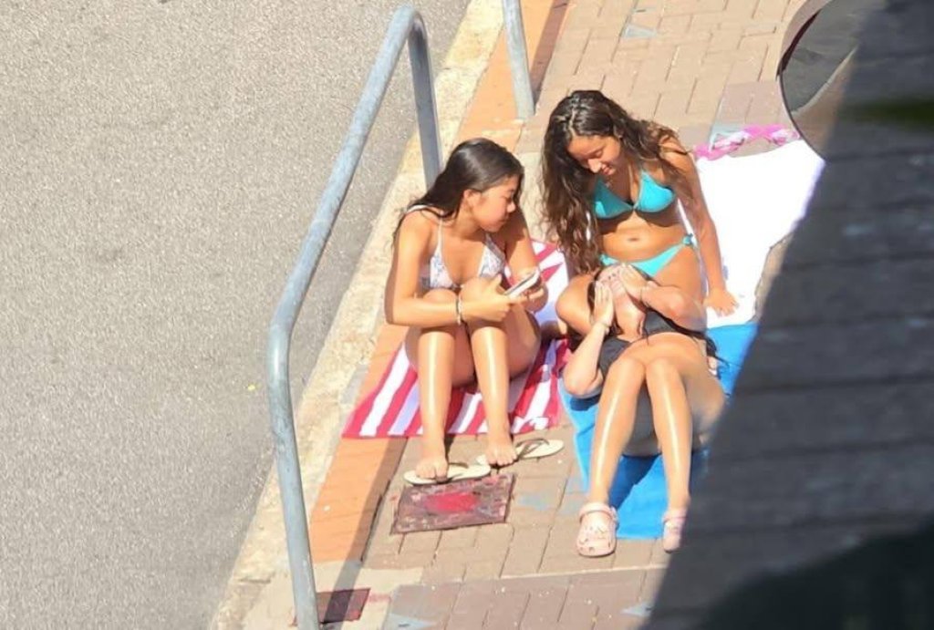 3正妹脫了!穿比基尼躺打卡景點日光浴 網友傻眼:馬路當沙灘