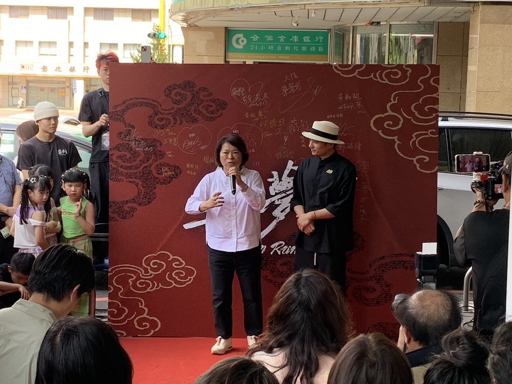 勇媽黃敏惠市長（左）到場祝賀，並鼓勵勇敢追夢。（圖/記者陳惲朋攝）