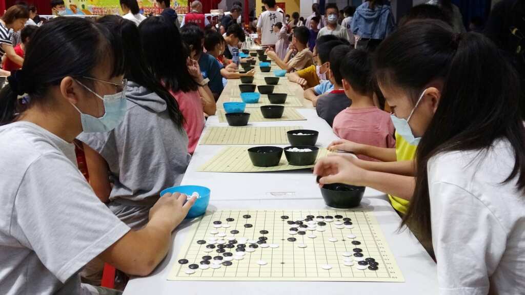 ▲第一屆榮勳盃全國圍棋公開賽今日於南興國小活動中心熱鬧開戰。（記者林明佑攝）