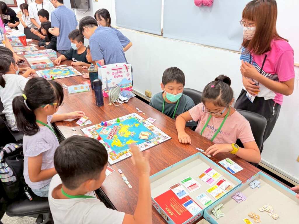 ▲「理財桌遊:地產大亨」讓孩子們學習金錢規劃與土地購買策略。(彰化縣政府提供)