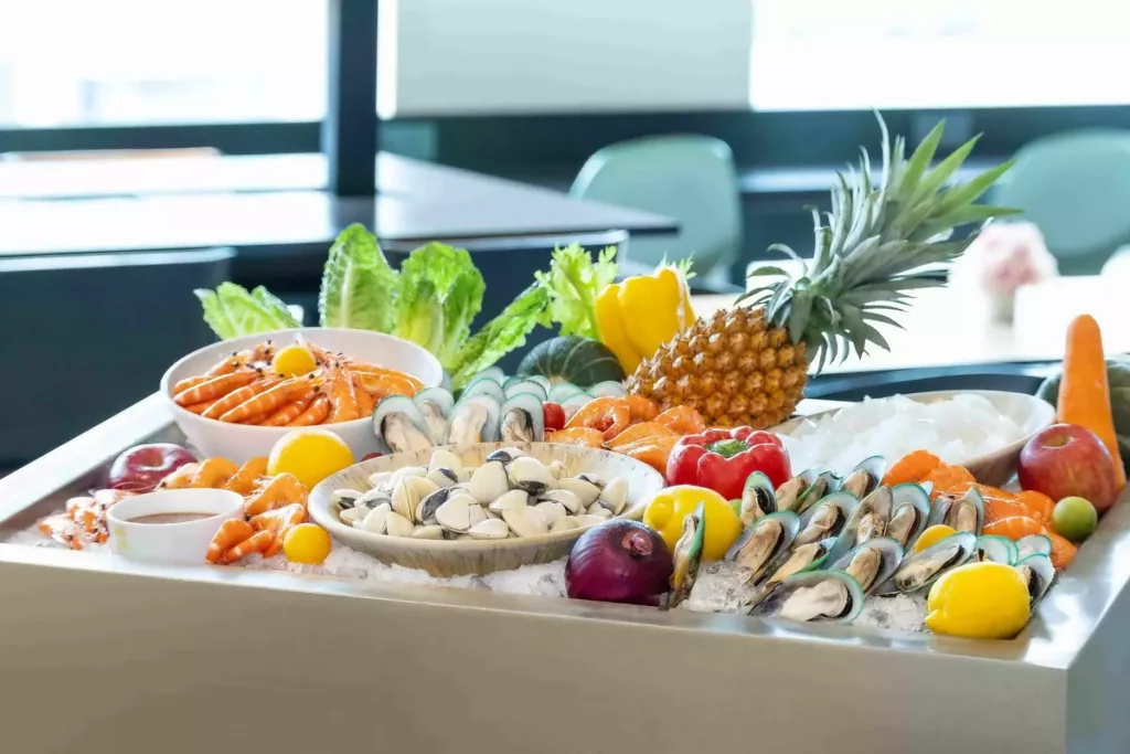 南港老爺行旅Soft Kitchen升級推出「馬上FOOD有」尾牙春酒專案,主餐服務與豪華Buffet的雙重享受,不限平假日,每桌20,800元+10%,早鳥預定享9折優惠。